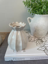 Load image into Gallery viewer, Mini Petal Bud Vase