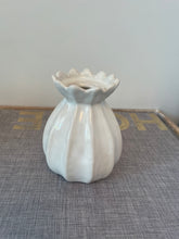 Load image into Gallery viewer, Mini Petal Bud Vase