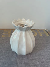 Load image into Gallery viewer, Mini Petal Bud Vase