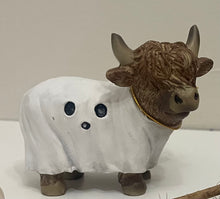 Load image into Gallery viewer, Highland Cow Ornament.

