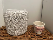 Load image into Gallery viewer, WHITE FLOWER DESIGN PLANTER / Vase.
