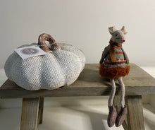 Load image into Gallery viewer, Taupe Sitting Mouse
