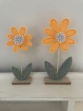 Load image into Gallery viewer, Felt Flower.
