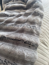Load image into Gallery viewer, Grey Faux Fur Throw
