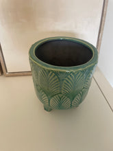 Load image into Gallery viewer, Green Leaf Pattern Pot With Legs.
