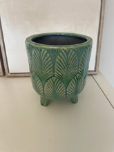 Load image into Gallery viewer, Green Leaf Pattern Pot With Legs.
